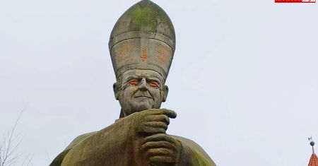 Zniszczony pomnik Jana Pawła II. Odwrócony krzyż i łzy na policzku