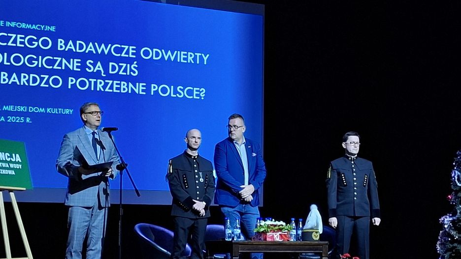 Planowane odwierty pod Myszkowem wywołują coraz większe emocje. Podczas otwartego spotkania mieszkańcy usłyszeli zarówno zapewnienia o bezpieczeństwie, jak i ostrzeżenia przed pochopnym straszeniem skutkami inwestycji. W dyskusji udział wzięli zaproszeni przez spółkę Permia 1 naukowiec, geolog oraz prezes firmy