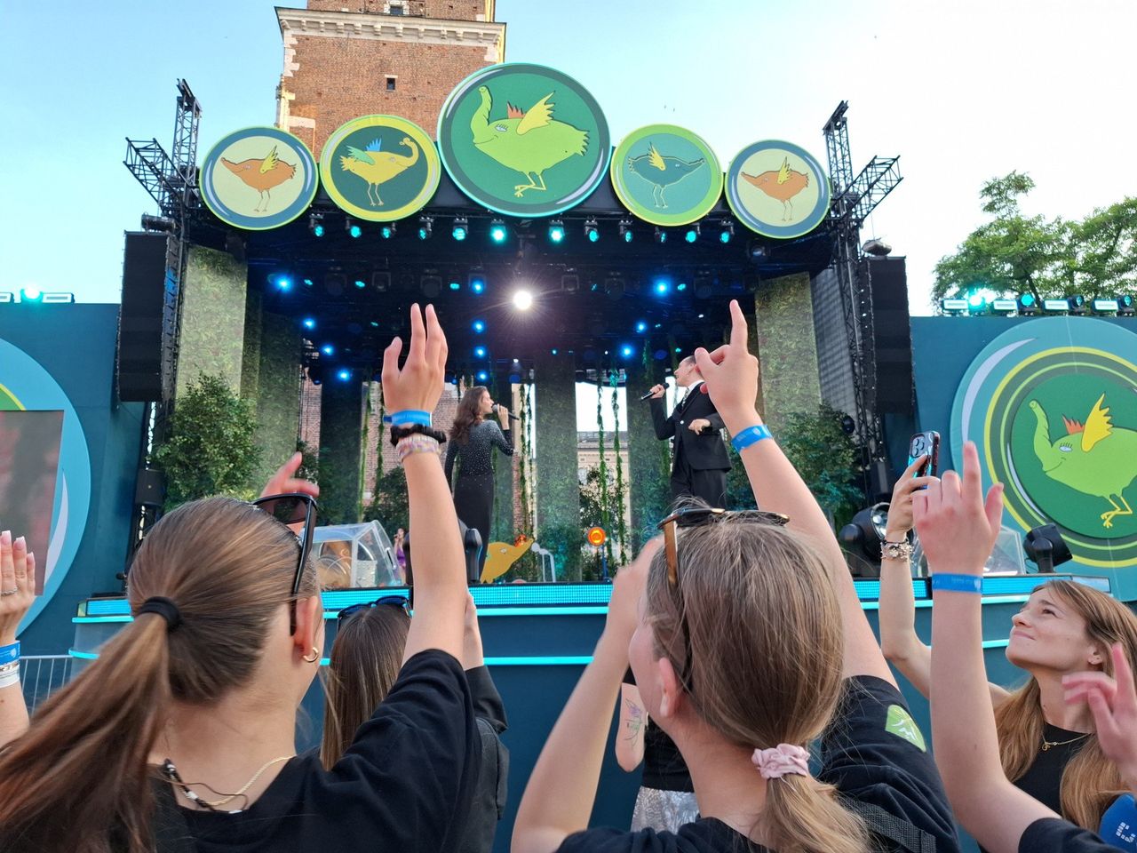 Finał Festiwalu Zaczarowanej Piosenki 2025 na Rynku Głównym w Krakowie. Utalentowani uczestnicy i gwiazdy, muzyka i wielkie emocje