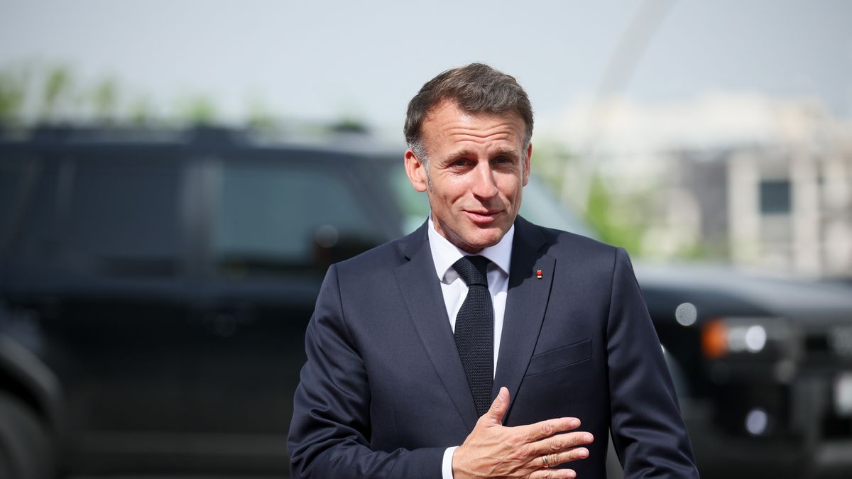 Erewań, Armenia, 04.05.2026. Prezydent Francji Emmanuel Macron podczas powitania w Karen Demirchyan Sports and Concert Complex w Erewaniu, 4 bm. W stolicy Armenii odbywa się w 8. szczyt Europejskiej Wspólnoty Politycznej, na którym Polskę reprezentuje premier Donald Tusk. Tematami są bezpieczeństwo Europy, także w kontekście ekonomii i energetyki. (jm) PAP/Leszek Szymański