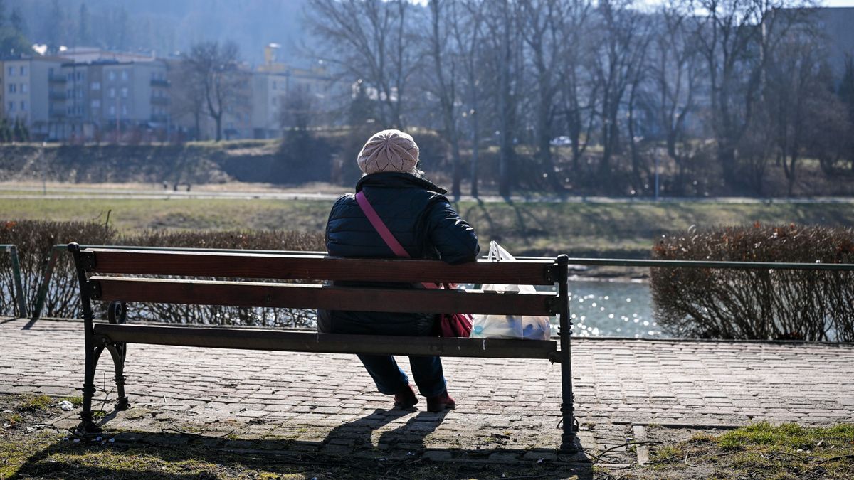 Przemyśl, 28.02.2026. Kobieta odpoczywa na ławce na deptaku nad Sanem w Przemyślu, 28 bm. To ostatni dzień lutego. Na Podkarpaciu panuje pogodna i słoneczna aura. (aldg) PAP/Darek Delmanowicz