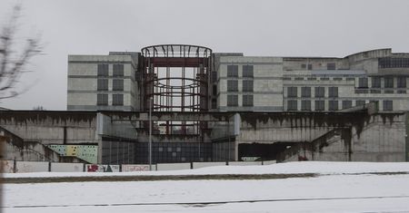 Warszawa. "Szkieletor" zniknie. Niedokończony biurowiec przy Literackiej czeka zmiana