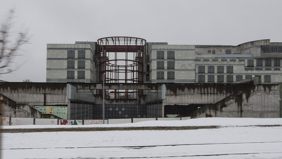 Warszawa. Dziwny budynek przyciągał eksploratorów i fotografów. Rzucał się w oczy podróżnym, jadącym trasą Armii Krajowej. Teraz jest szansa, że tu zajdzie znacząca zmiana krajobrazu
