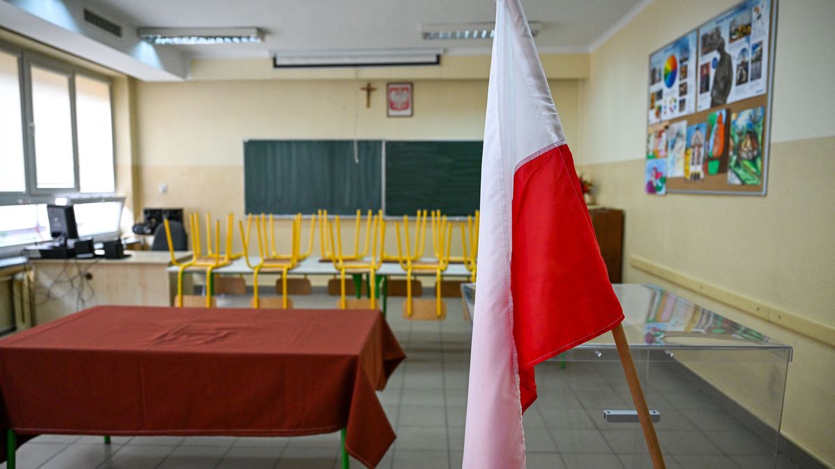 Rzeszów, 05.04.2024. Przygotowywanie lokalu do glosowania w jednej z obwodowych komisji wyborczych w Rzeszowie, 5 bm. Wybory samorządowe odbędą się 7 kwietnia. (sko) PAP/Darek Delmanowicz