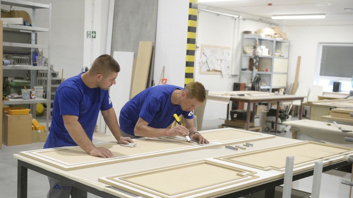 Ministry w studio mebli
Fot. Jan Bielecki/East News, Lomianki, 10.06.2020. Konferencja dla przedsiebiorcow dotknietych skutkami pandemii. W spotkaniu w Accord Studio Mebli wziely udzial minister funduszy i polityki regionalnej Malgorzata Jarosinska - Jedynak i minister rodziny, pracy i polityki spolecznej Marlena Malag.
Jan Bielecki