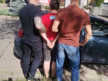 Warszawa. Gruzin prowadził lokal z nielegalnym hazardem. Podczas nalotu policjanci znaleźli przy nim narkotyki