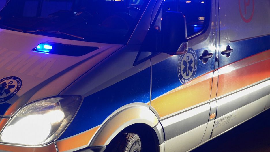 Wypadek dw�ch aut w BelchatowieFot. Adam Staskiewicz/East News Belchatow, 04.11.2018. Wieczorny wypadek przy restauracji McDonalsd's. W wyniku nieustapienia pierwszenstwa przejazdu doszlo zderzenia dwoch aut. N/z karetka pogotowia.Adam Staskiewicz