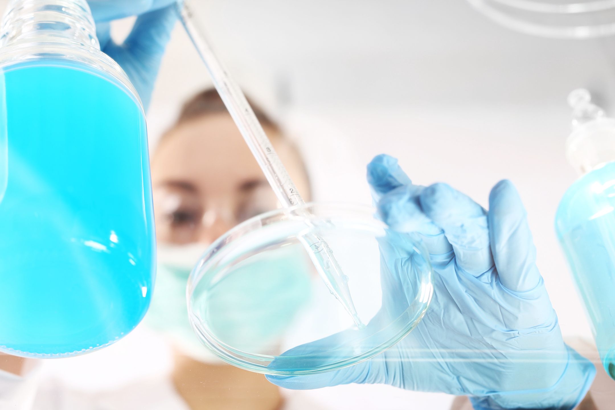 ola20
mikroskop, chemia, chemik, inżynier, inżynieria, naukowiec, bionanotechnologia, laboratorium, chemikalia, badanie, analiza, skażenie, odczynnik, odczynnik chemiczny, reakcja, kwas, siarczan, pracownik, bakteria, eksperyment, polimer, technologia, ekologia, badanie naukowe, woda, wskaźnik, maska, maska ochronna, kombinezon, kombinezon ochronny, parametry, zanieczyszczenie skażenie, laborantka, ciecz, odzież ochronna, kobieta, wyposażenie laboratorium, medycyna, biotechnologia, laboratorium chemiczne, laboratorium analityczne