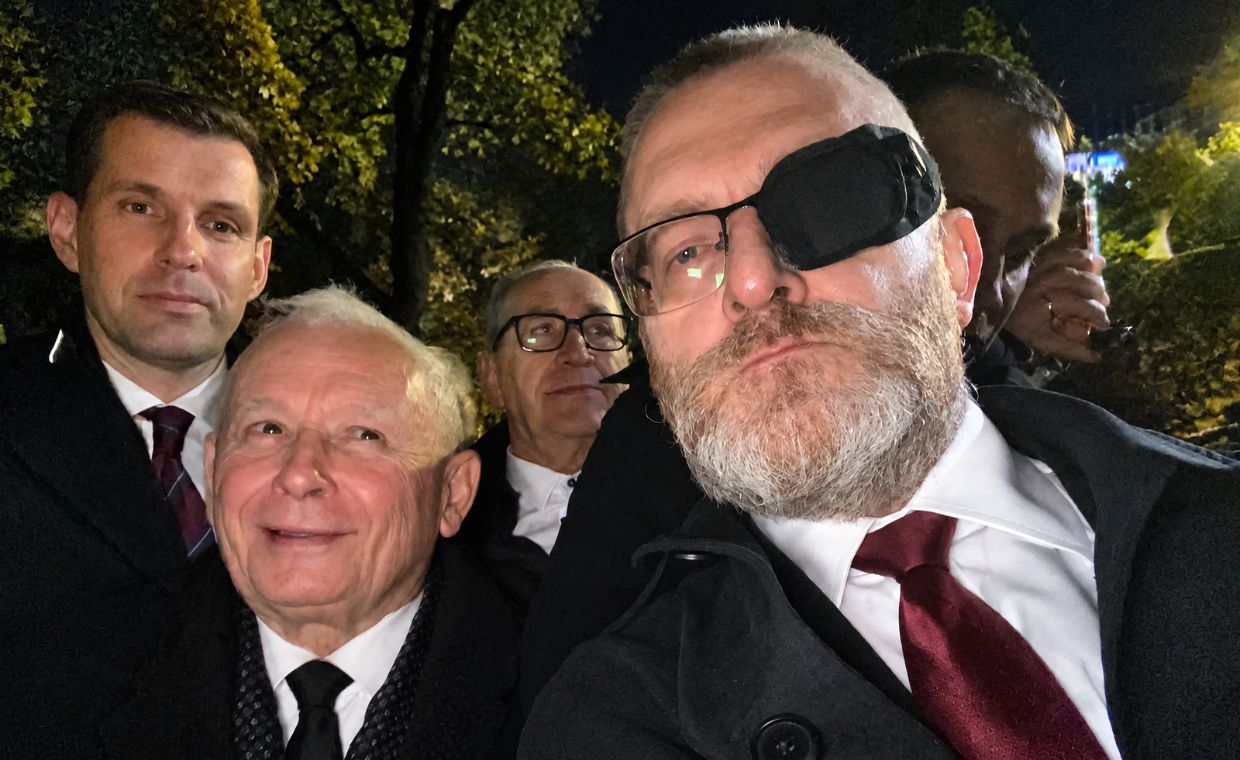 "Randomowe selfie". Braun zamieścił zdjęcie z Kaczyńskim przed Trybunałem Konstytucyjnym
