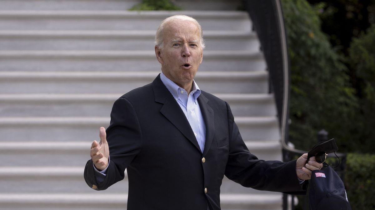 US President Joe Biden gestures as he walks on the South Lawn to depart by Marine One, at the White House in Washington, DC, USA, 07 August 2022. Senate Democrats are working to pass their legislation to address climate and the economy, the Inflation Reduction Act, ahead of the August recess. Biden travels to Rehoboth Beach, Delaware after testing negative for Covid-19. EPA/MICHAEL REYNOLDS Dostawca: PAP/EPA.