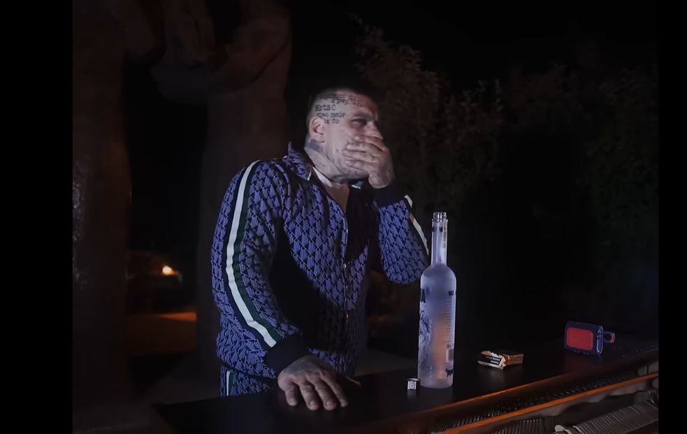 Kadr z teledysku "Mamo Tato"