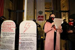 Strajk Kobiet. Protest przed Ministerstwem Edukacji. Przynieśli "tablice wstydu i hańby"