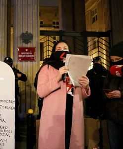 Strajk Kobiet. Protest przed Ministerstwem Edukacji. Przynieśli "tablice wstydu i hańby"