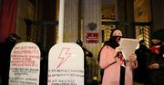 Strajk Kobiet. Protest przed Ministerstwem Edukacji. Przynieśli "tablice wstydu i hańby"