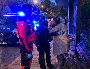 Seniorka na przystanku. Policjanci apelują