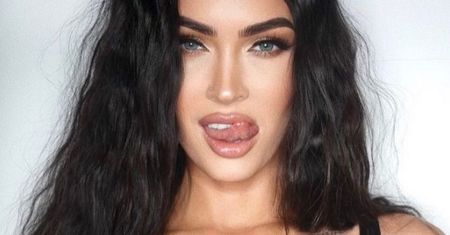 Megan Fox zaszalała ze strojem. Jej wdzianko przypomina wzorzystą kanapę babci. I ona dobrze o tym wie