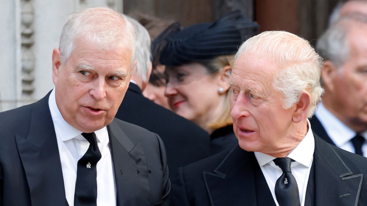 Król Karol III odwiedził Sandringham. Tam mieszka Andrzej.