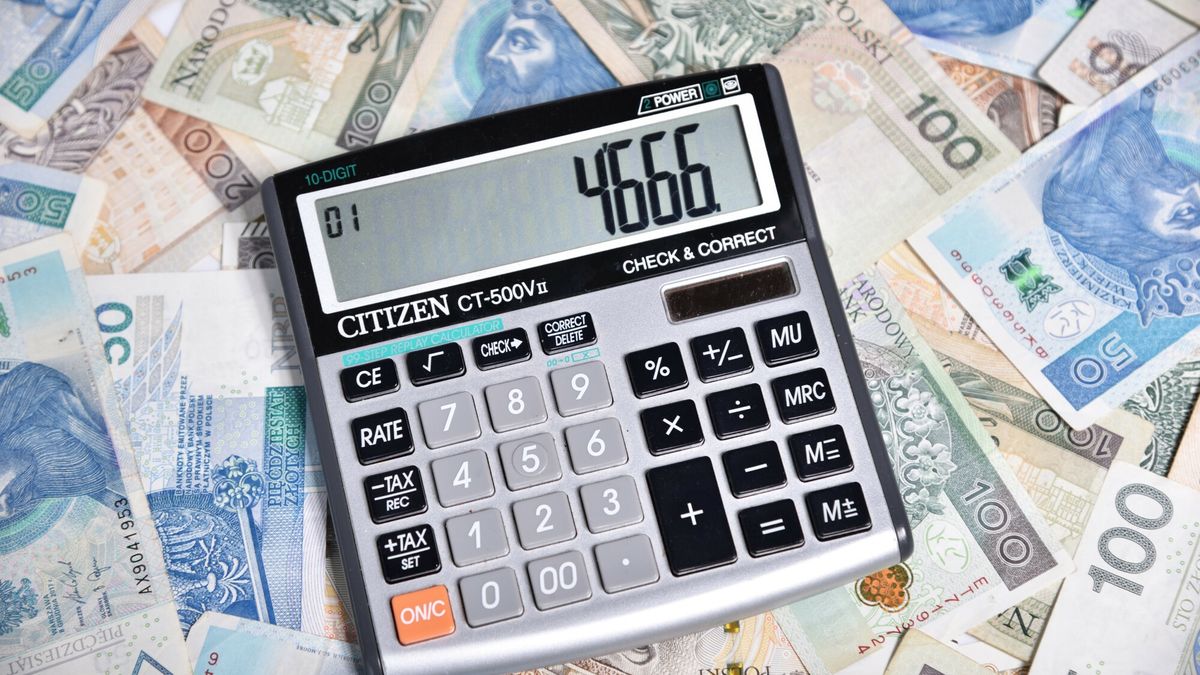 Stock Bart?omiej Magierowski
Fot. Bartlomiej Magierowski/East News. Wroclaw 29.05.2025. Zdjecie ilustracyjne - finanse, pieniadze. N/z: kalkulator i kwota minimalna wynagrodzenia 4666, w tle banknoty.
Bartlomiej Magierowski