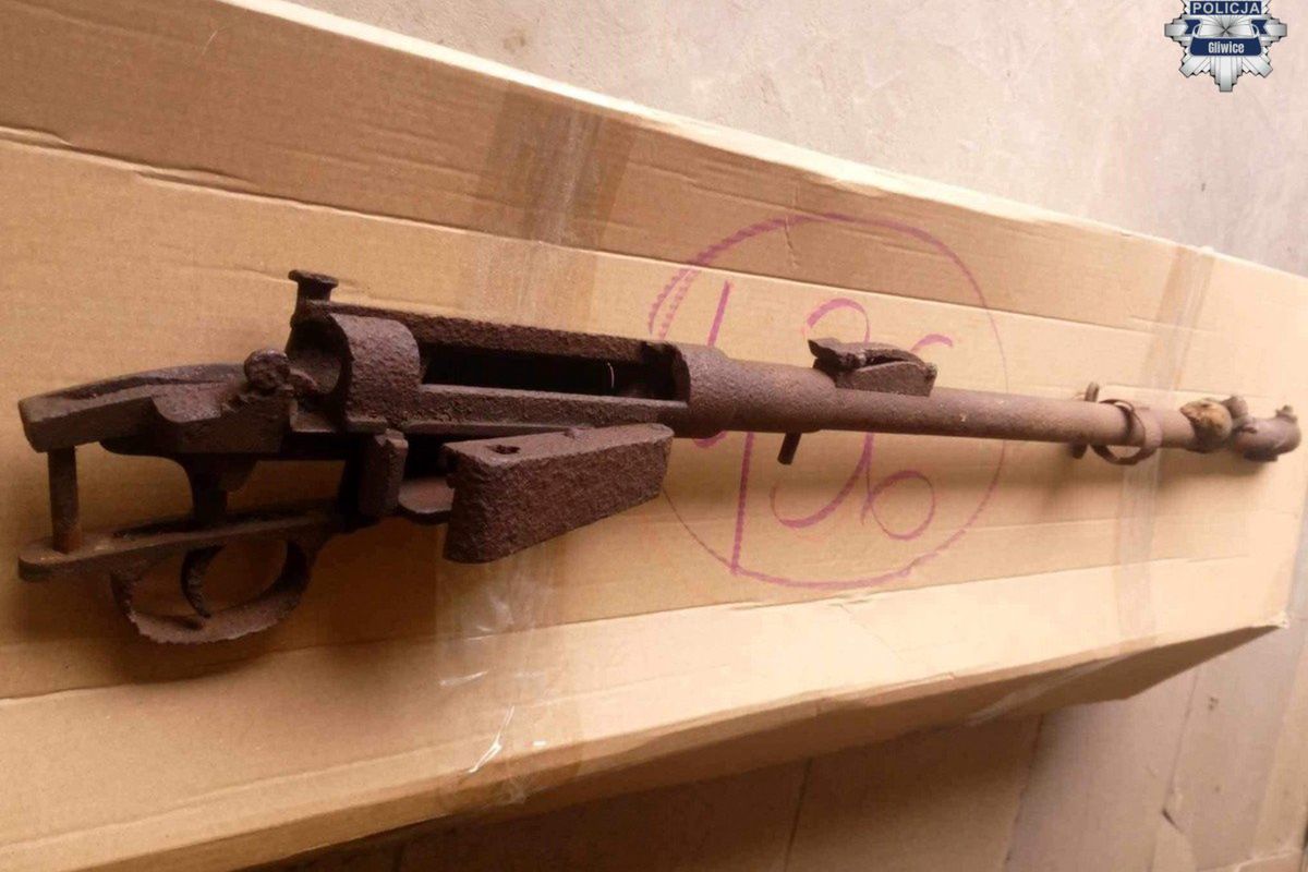 Robili remont na poddaszu. Znaleźli karabin