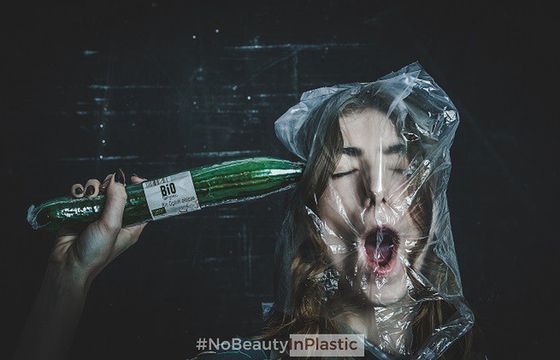 Absurd foliowania warzyw i owoców w akcji #NoBeautyInPlastic