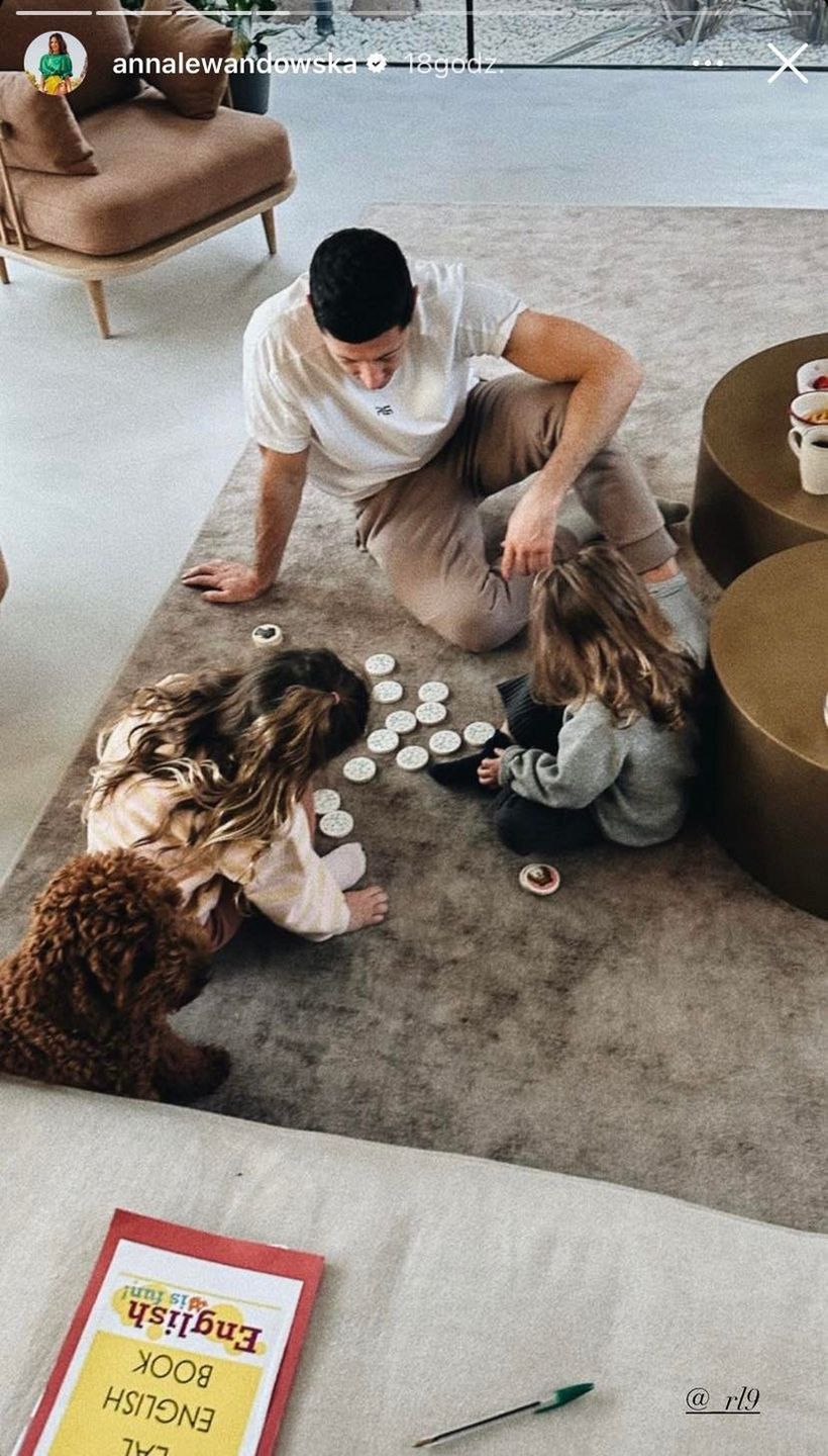 Anna Lewandowska chwali się hiszpańskim salonem i dokumentuje, jak Robert Lewandowski bawi się z dziećmi 