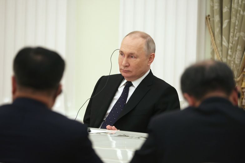 Russian President Vladimir Putin (C) listens to China's Director of the Office of the Central Foreign Affairs Commission Wang Yi during their meeting in the Kremlin, in Moscow, Russia, 22 February 2023. EPA/ANTON NOVODEREZHKIN/SPUTNIK/KREMLIN / POOL MANDATORY CREDIT Dostawca: PAP/EPA.