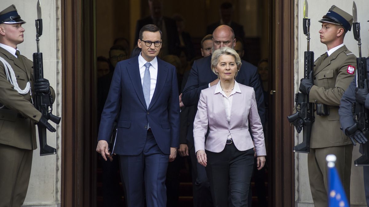 WARSAW, MAZOWIECKIE, POLAND - 2022/06/02: Ursula von der Leyen and Prime Minister Mateusz Morawiecki are seen leaving the Prime Minister's office after the meeting. European Commission President Ursula von der Leyen visits Warsaw as Polish recovery plan is approved. EU has approved Polands post-pandemic recovery plan, a necessary step for the country to access over 35 billion euro in EU funds. (Photo by Attila Husejnow/SOPA Images/LightRocket via Getty Images)