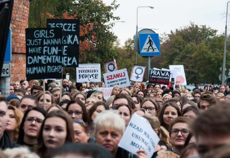 Czarny Protest pod siedzibą PiS-u