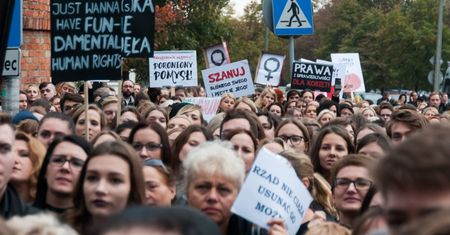 Czarny Protest pod siedzibą PiS-u: "Rząd taki gibki, że wchodzi nam w cipki" (ZDJĘCIA)