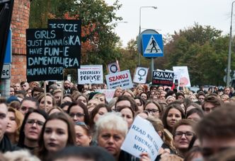 Czarny Protest pod siedzibą PiS-u: "Rząd taki gibki, że wchodzi nam w cipki" (ZDJĘCIA)