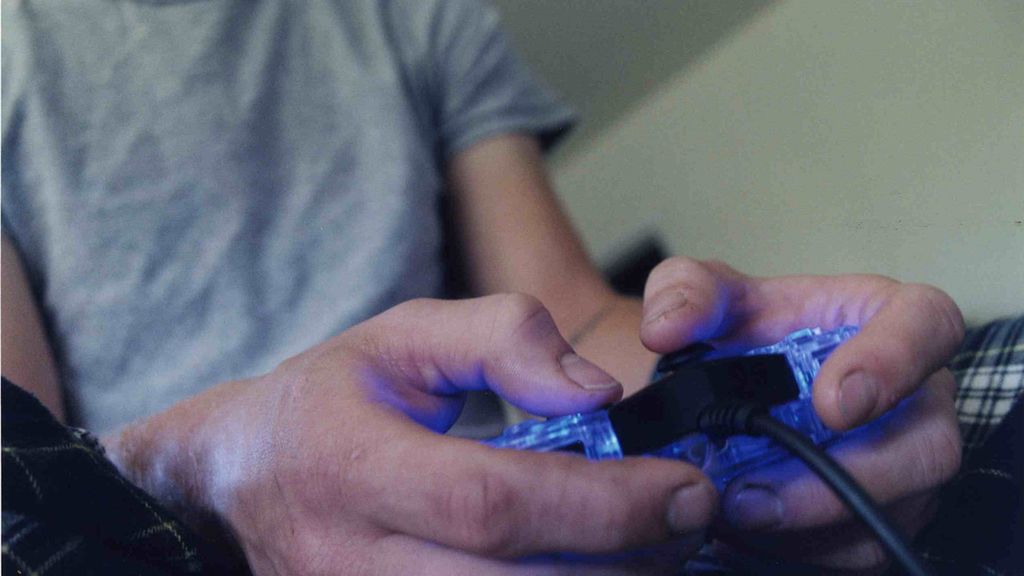 Zepchnął dziewczynę z drogi, bo... zabrała PlayStation 1