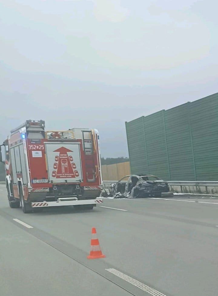 Groźny wypadek. Auto na autostradzie A1 w płomieniach