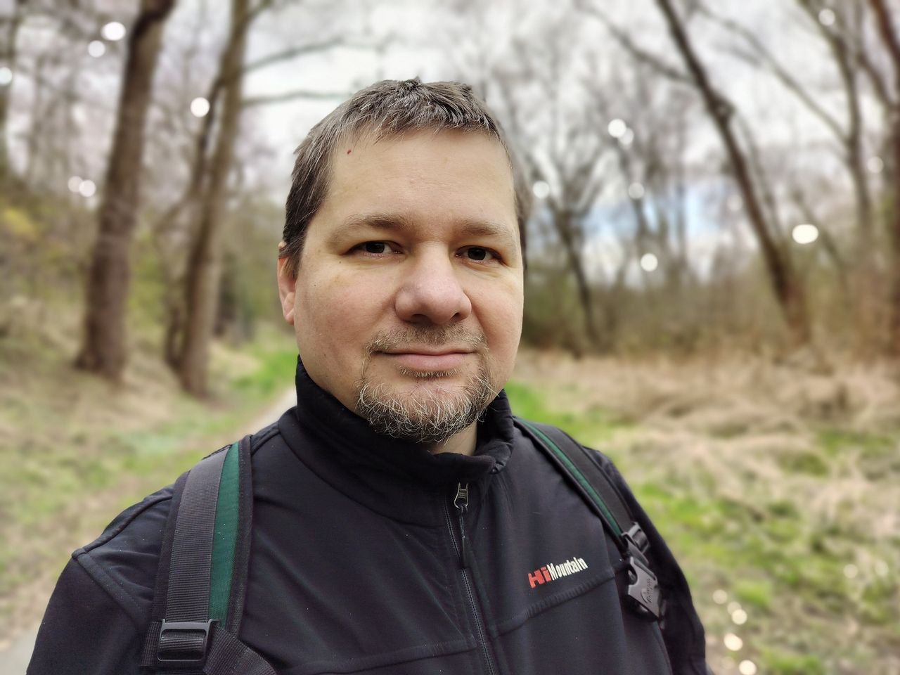Po lewej tryb Portret, po prawej tryb Portret i filtr Bokeh. Zdjęcia z głównego aparatu.