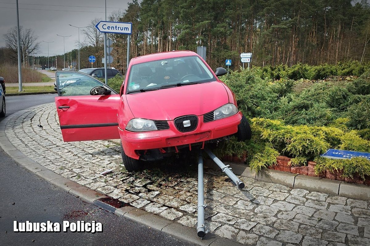 Pijany kierowca wpadł na środek ronda po policyjnym pościgu