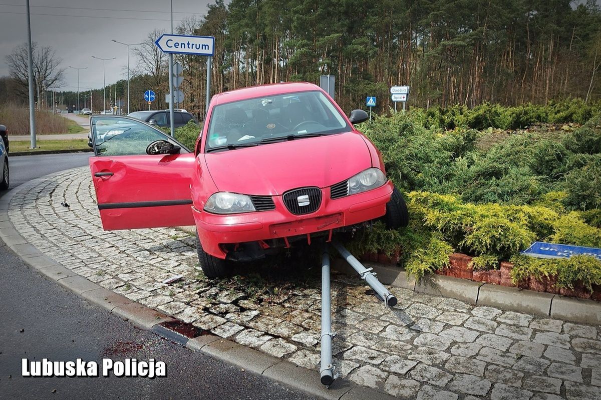 Pijany kierowca wpadł na środek ronda po policyjnym pościgu