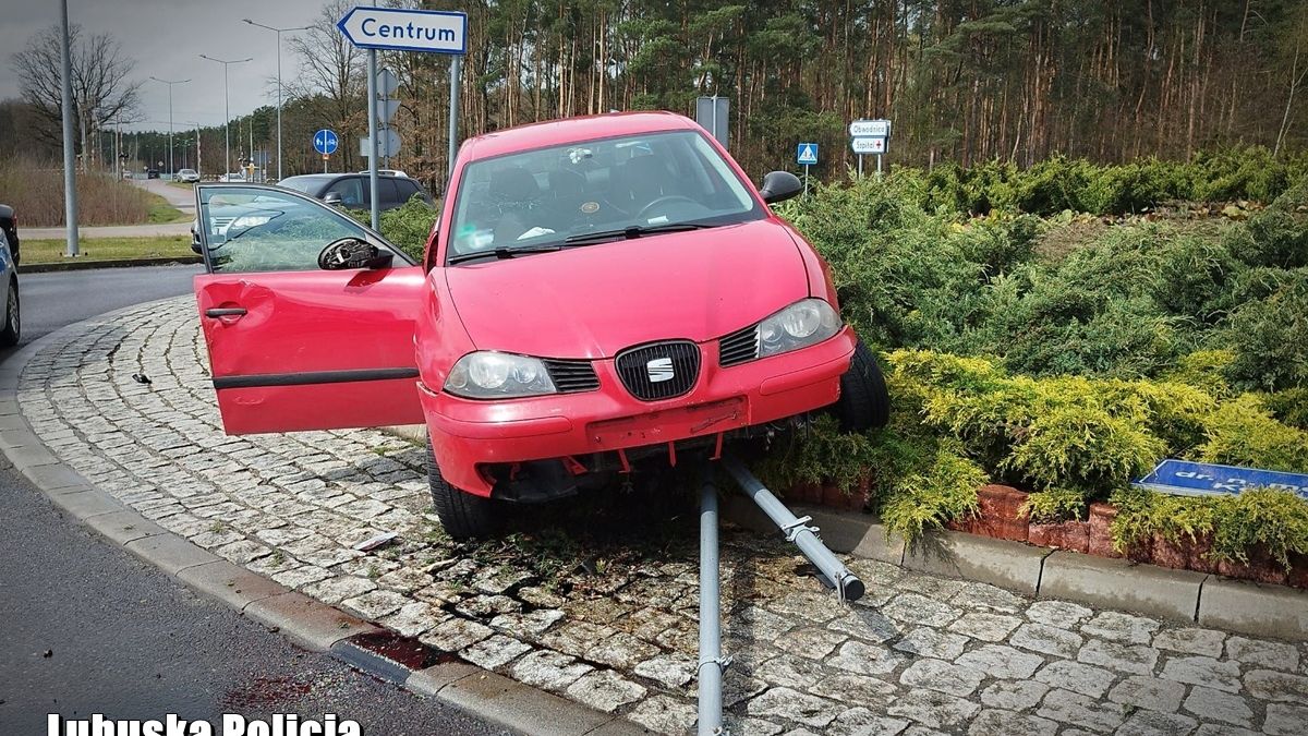 Pijany kierowca wpadł na środek ronda po policyjnym pościgu