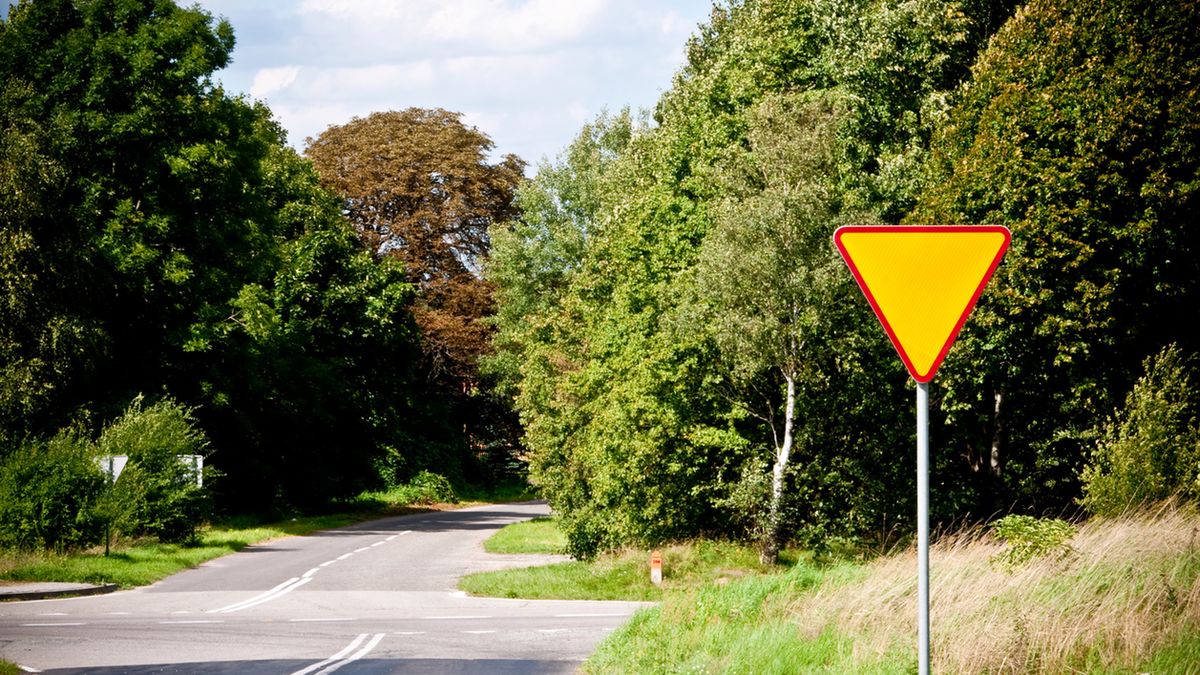 Na znak ostrzegawczy „ustąp pierwszeństwa” kierowcy powinni zwracać szczególną uwagę