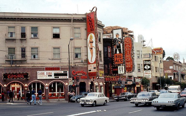 Walter sprzedawał obrazy żony głównie w nocnym klubie hungry i. Pewnego razu Margaret wybrała się tam z mężem i przysłuchując się rozmowom, zdała sobie sprawę, że Walter przypisuje sobie autorstwo jej obrazów.