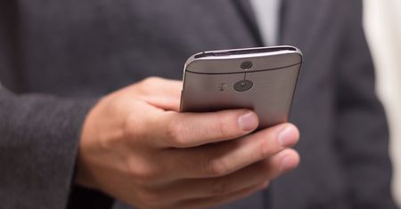 SMS z nieznanego numeru: jak rozpoznać podejrzane linki?