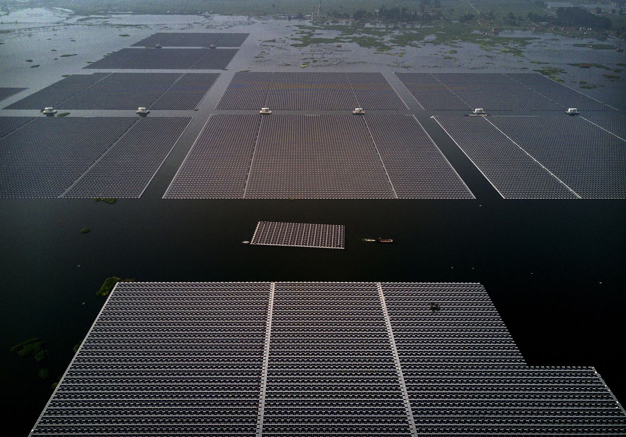 Chiny uruchomiły gigantyczną elektrownię słoneczną