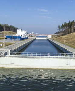 Naprawili po czterech miesiącach śluzę przekopu. Prace wciąż trwają