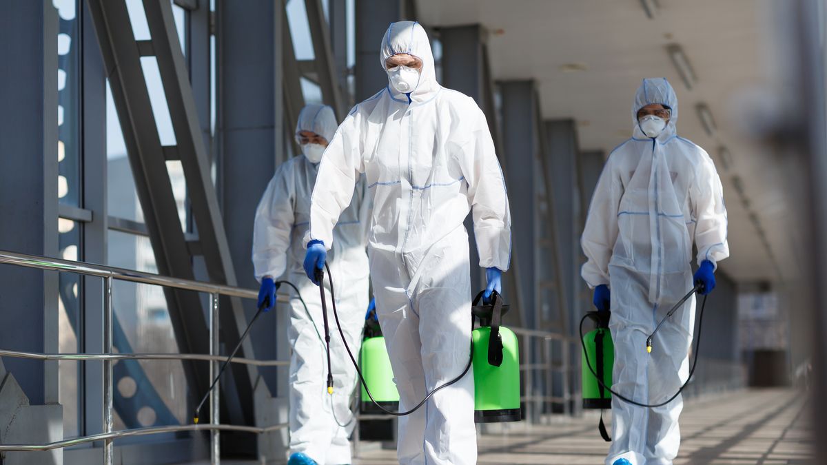 koronawirus covid pandemia lekarz medyk kombinezon maski dezynfekcja