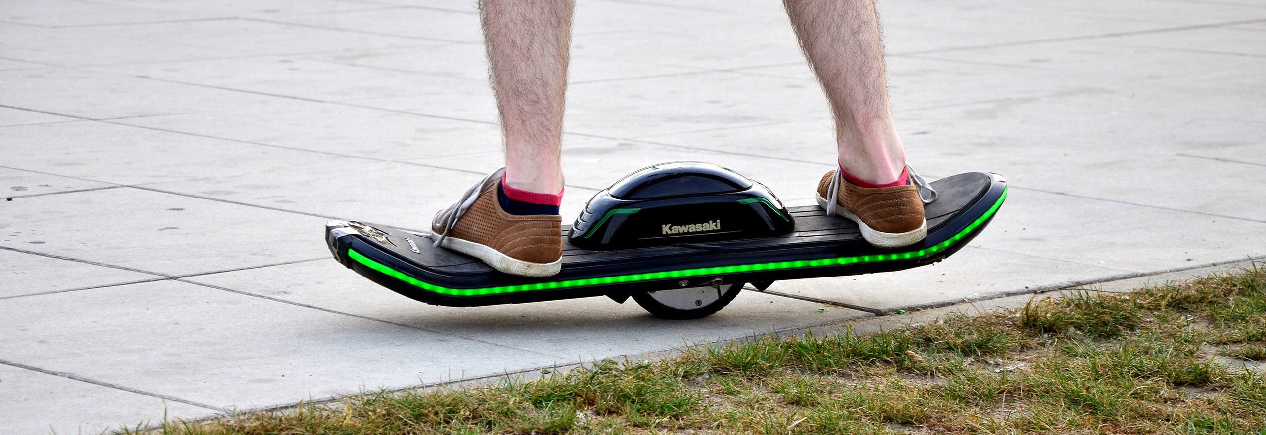 Surfboard vs Balance Scooter. Porównanie desek Kawasaki 3
