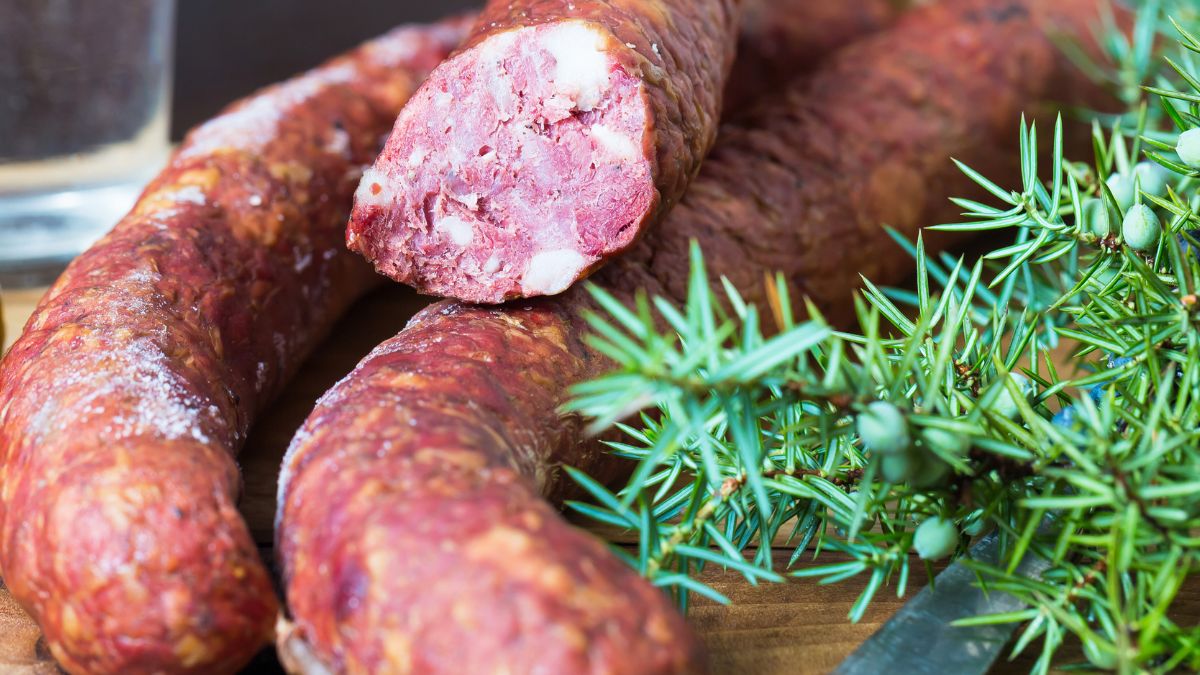 Co oznacza biały nalot na kiełbasie?