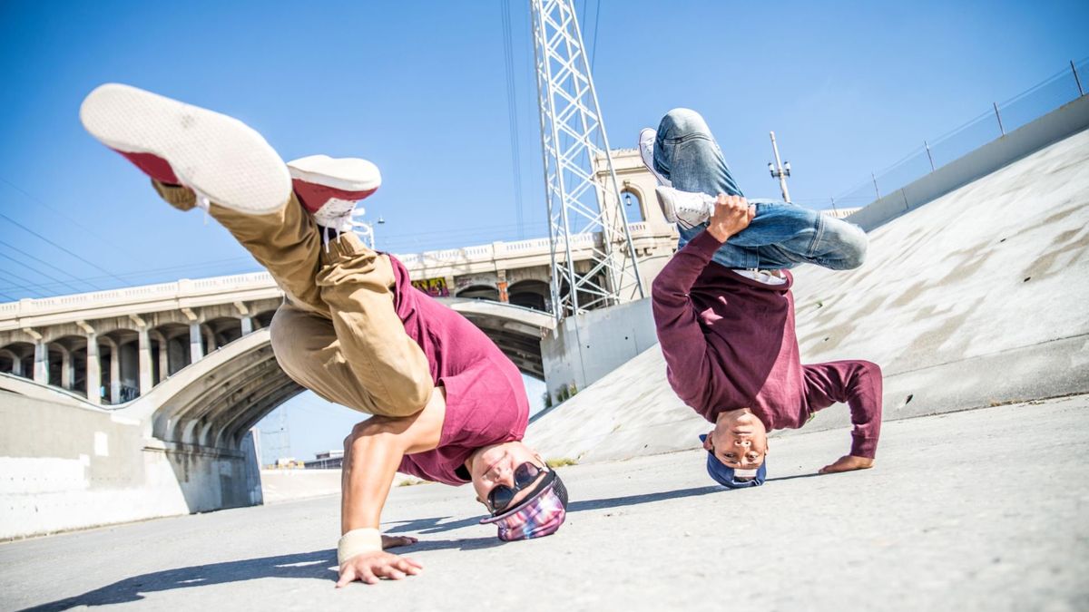 Breakdance wymaga od tancerza świetnych predyspozycji fizycznych, dobrej kondycji, a także wysokiego poczucia rytmu.