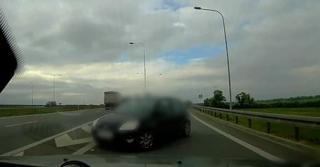 Niebezpieczne manewry na drodze. Natychmiastowa reakcja patrolu