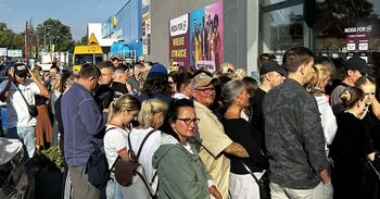 Pabianice: Wielkie otwarcie Moda For Less. Klienci ustawili się w kolejkach po markową odzież i walczyli o okazje cenowe