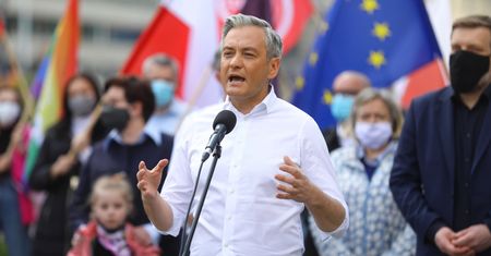 Robert Biedroń zapowiada "nowe otwarcie". Konferencję przerywa mu starsza kobieta
