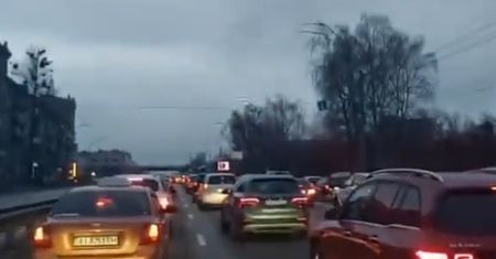 Atak na Ukrainę. Mieszkańcy Kijowa uciekają ze stolicy