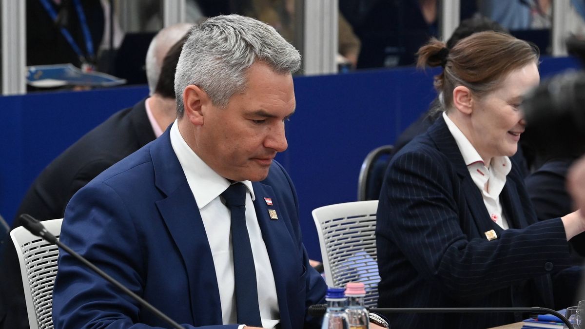 European Political Community (EPC) Summit in Hungary
epa11707218 Austrian Chancellor Karl Nehammer attends a plenary session of the 5th summit of the European Political Community (EPC) held in Puskas Arena in Budapest, Hungary, 07 November 2024.  EPA/ZOLTAN MATHE HUNGARY OUT 
Dostawca: PAP/EPA.
ZOLTAN MATHE
Summit, Media, Meeting, DIPLOMACY, POLITICS, government, head of state